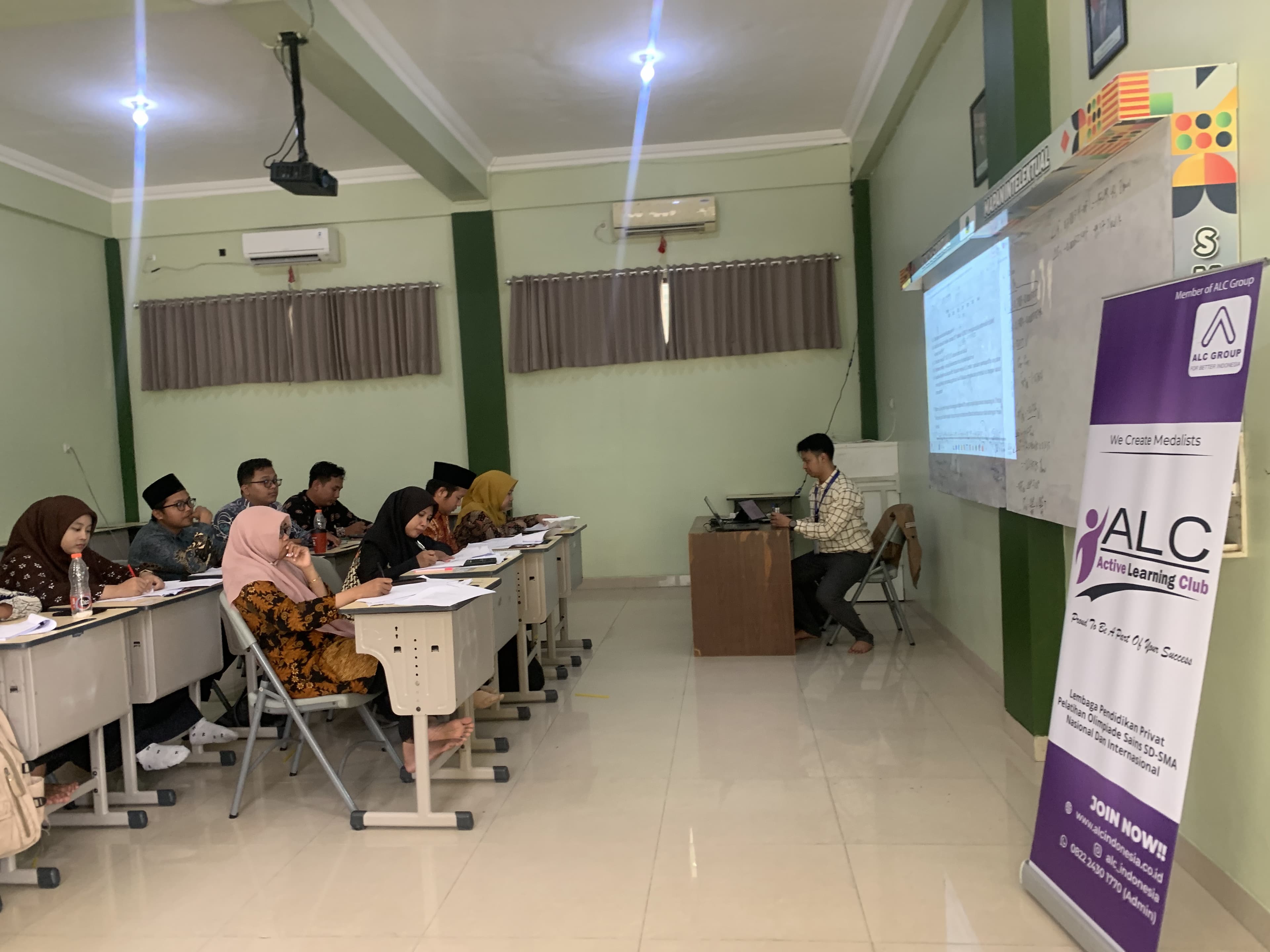 Pelatihan guru & staff (Training)